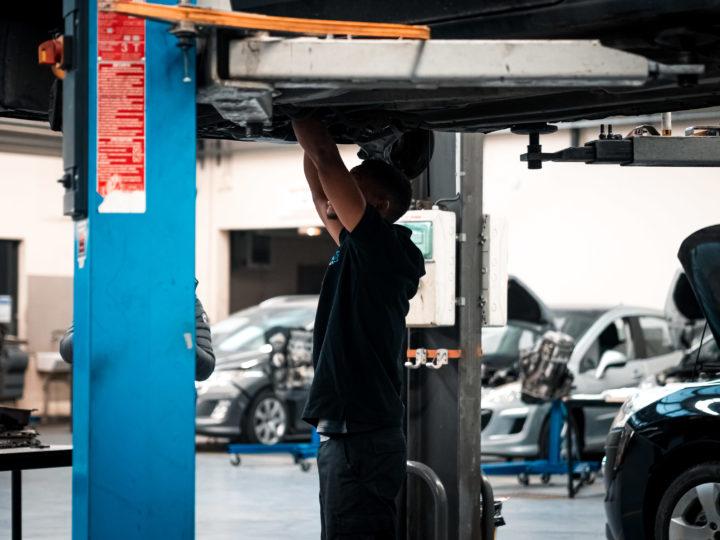 bac pro mva apprenti mecano sous une voiture